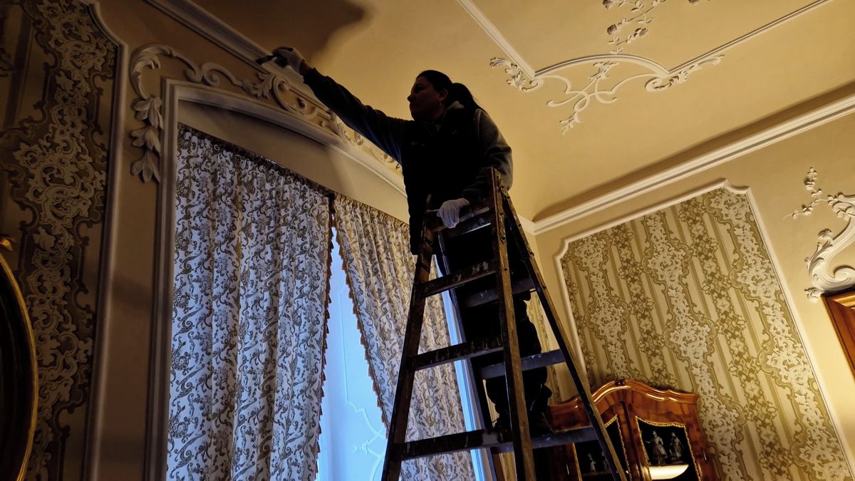 Čety uklízeček dávají do pucu hrady a zámky, je to boj s prachem i zimou